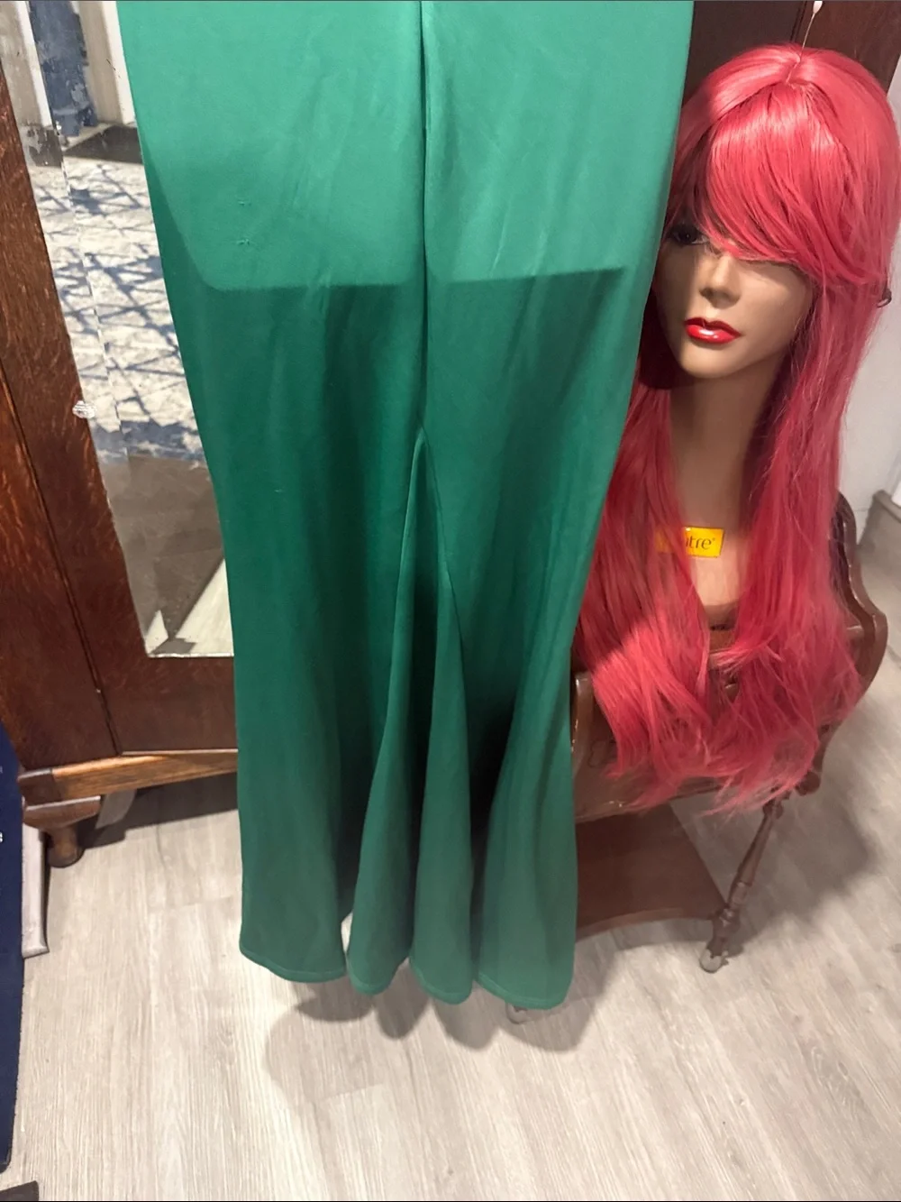 N/A sleek emerald